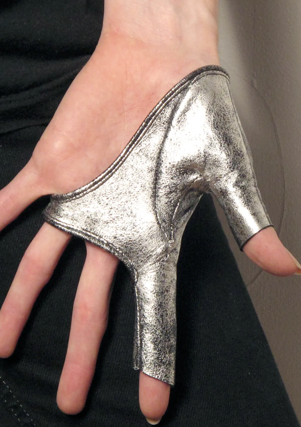 METALLIC SILVER LEATHER FINGERLESS GLOVES